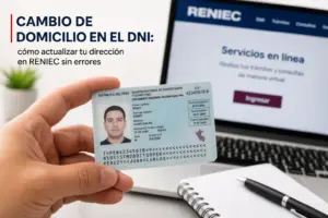 DNI peruano em mãos com site RENIEC na tela do laptop