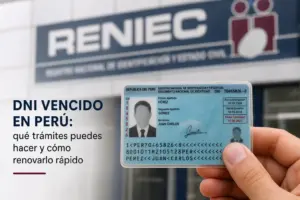 Close-up de uma mão com DNI peruano e cartaz de renovação em 2026